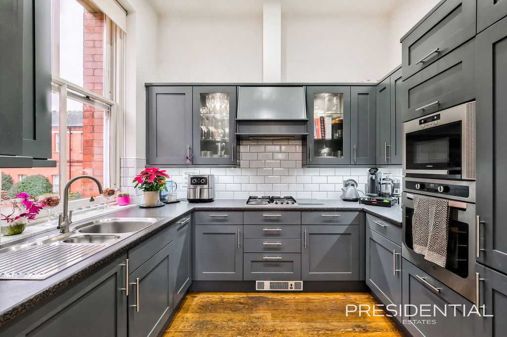 Property photo 2 of 31