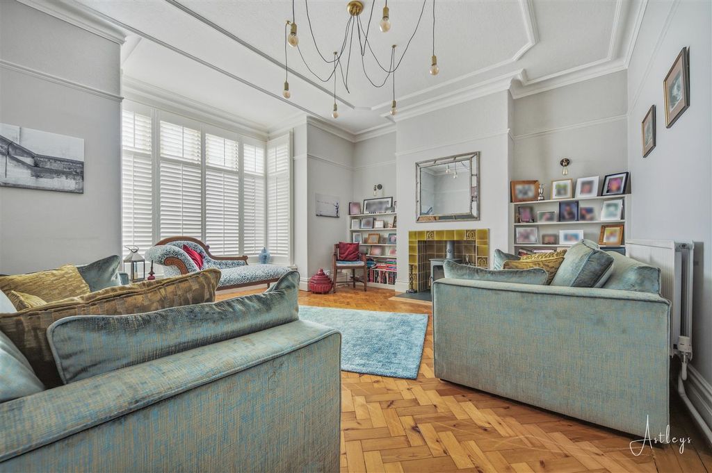 Property photo 3 of 29 Lounge