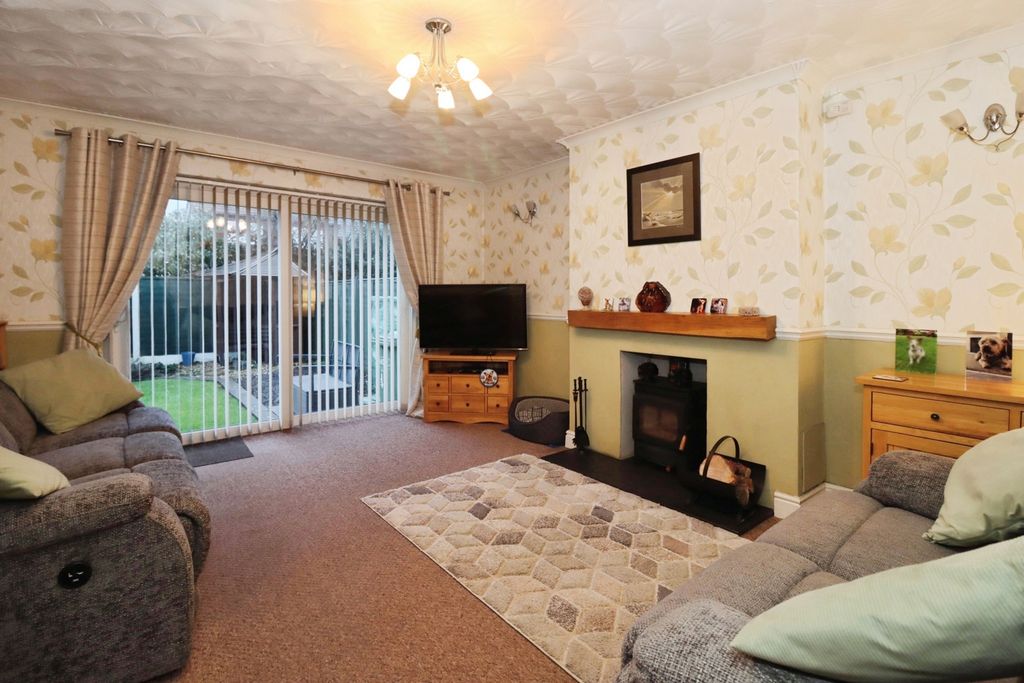 Property photo 2 of 19 Lounge