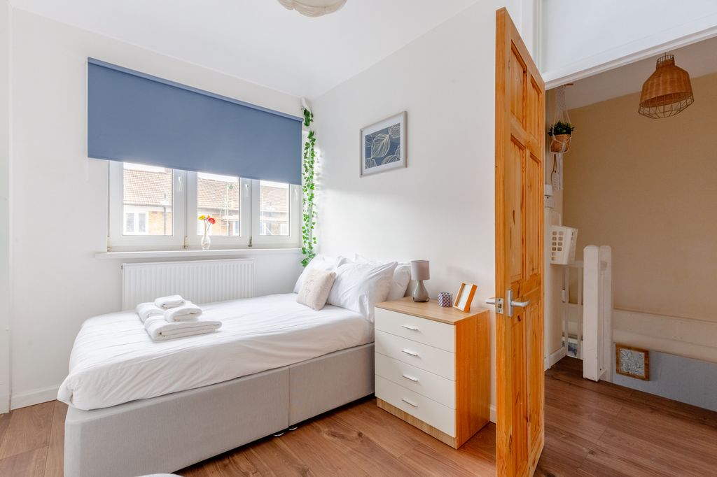 Property photo 2 of 33
