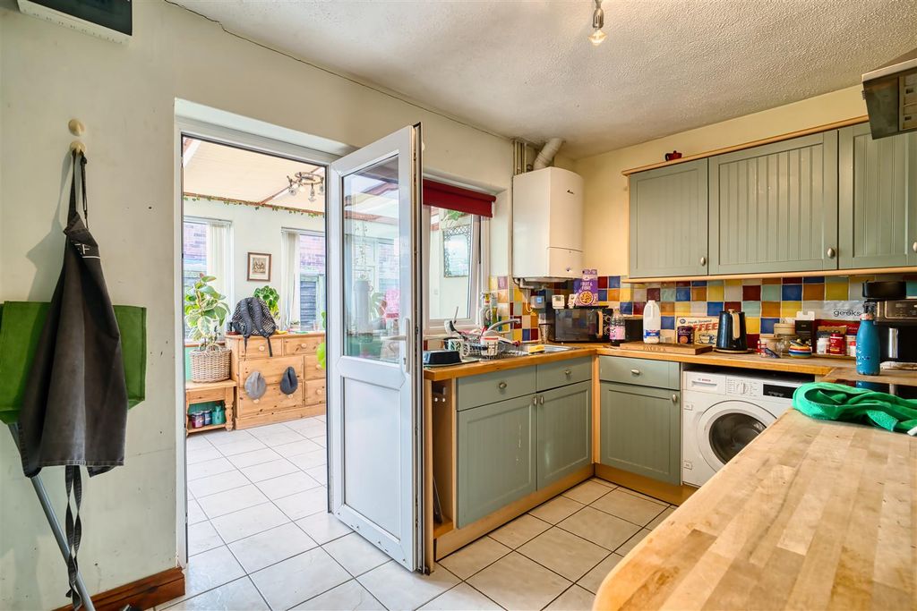 Property photo 2 of 8 Kitchen