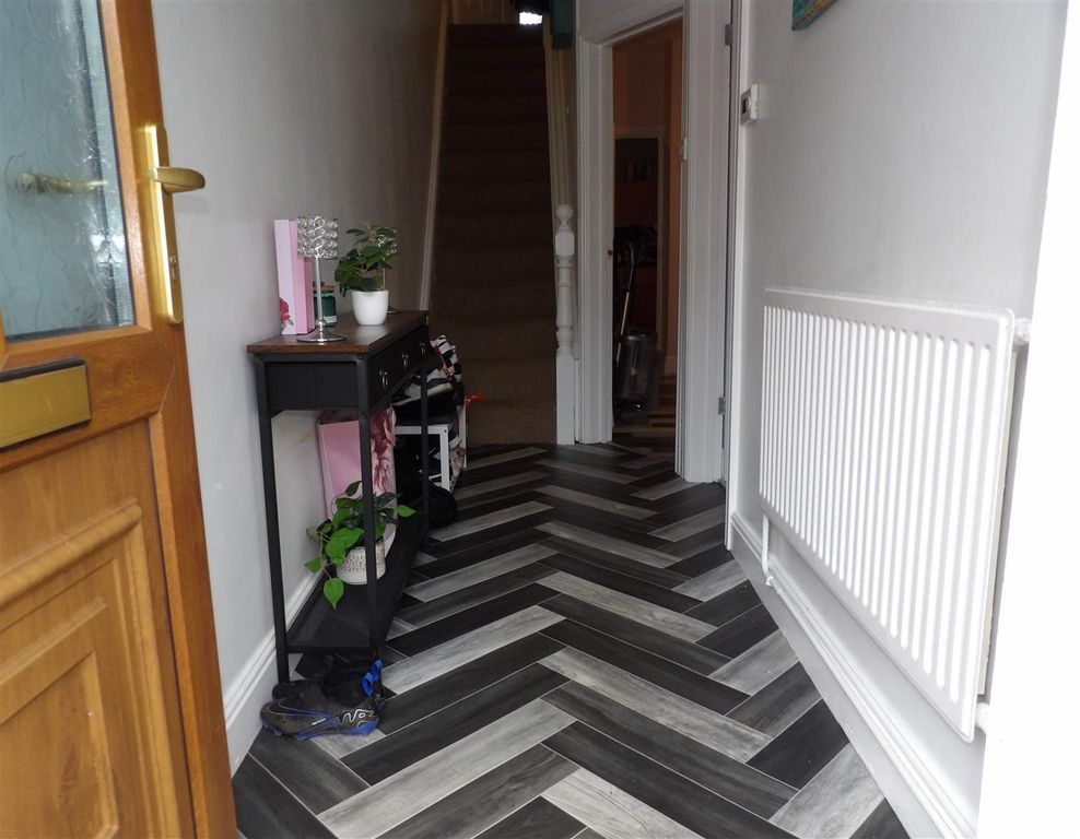 Property photo 3 of 16 Entrance Hall