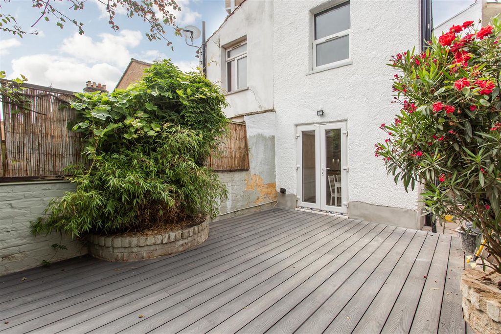 Property photo 3 of 14 Garden