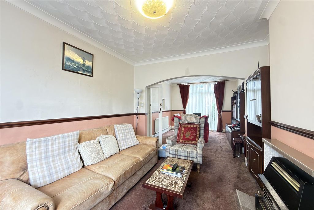 Property photo 3 of 14 Lounge