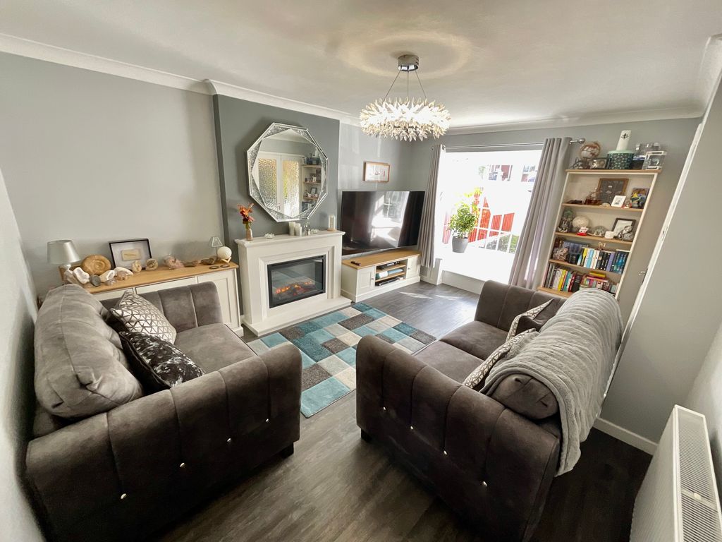 Property photo 3 of 14 Lounge