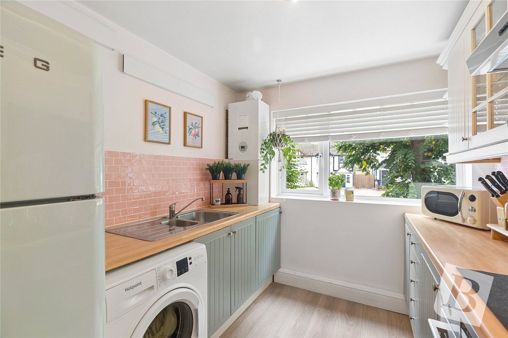 Property photo 3 of 10 Kitchen