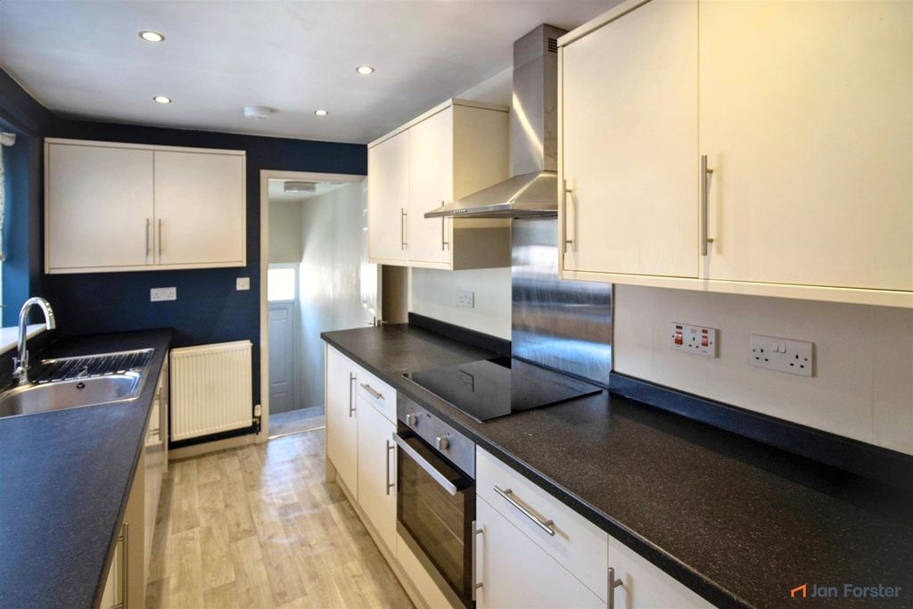 Property photo 3 of 10 Kitchen