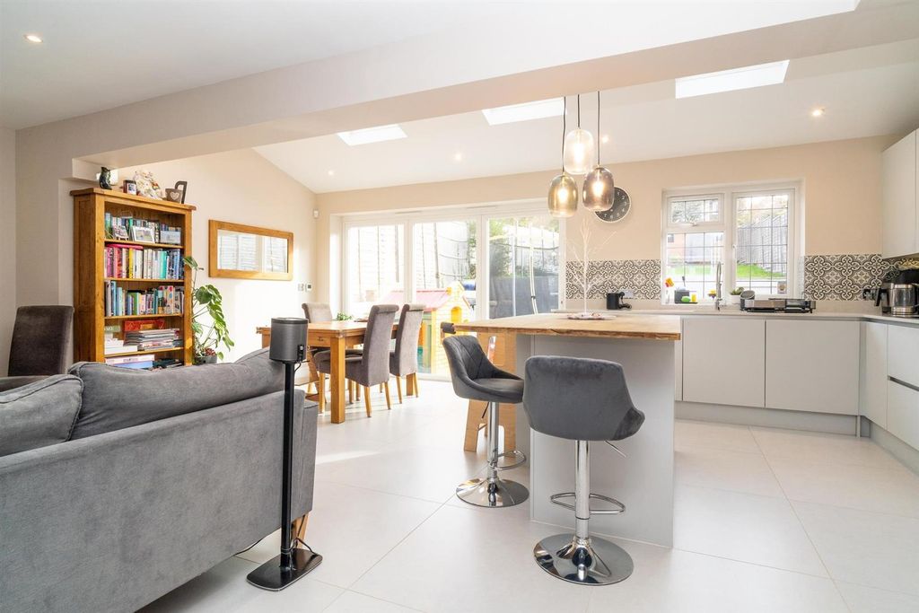 Property photo 2 of 18 Living / Kitchen-Diner