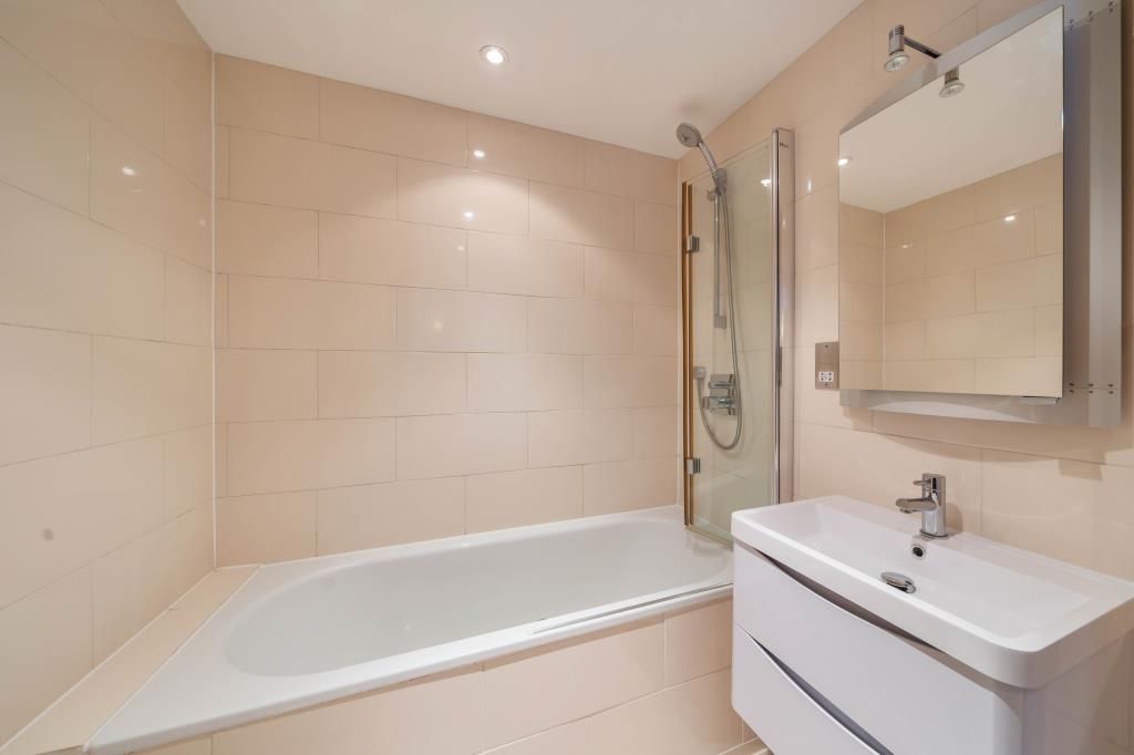 Property photo 2 of 9 Bathroom
