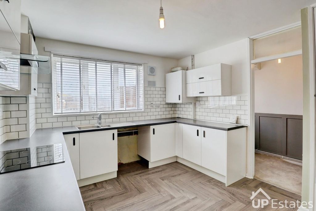 Property photo 3 of 11 Kitchen