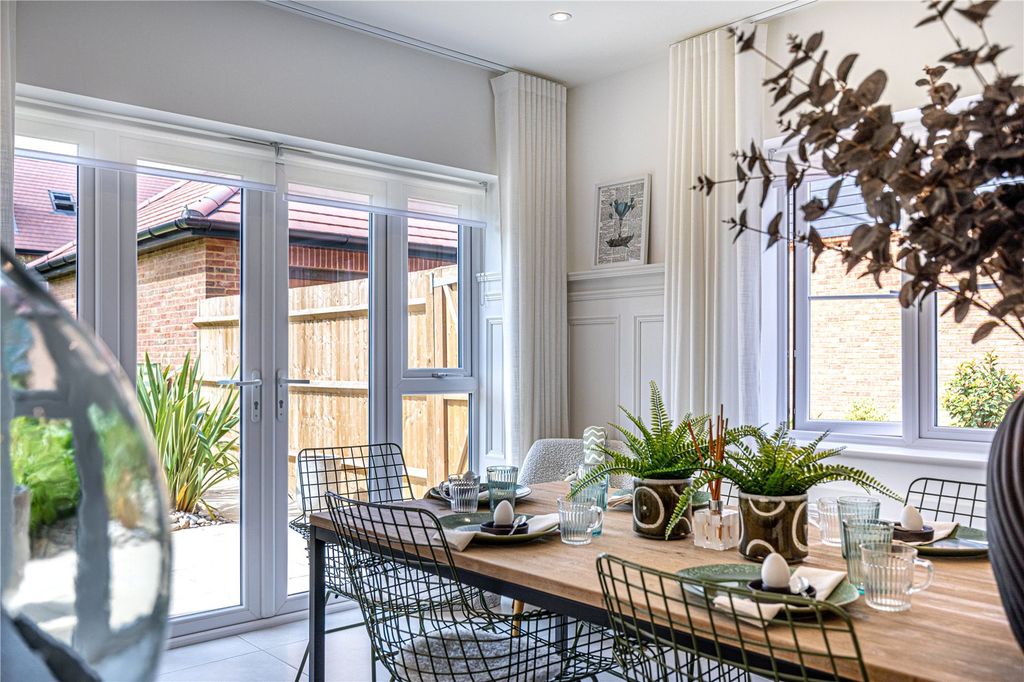 Property photo 3 of 10 Dining Area