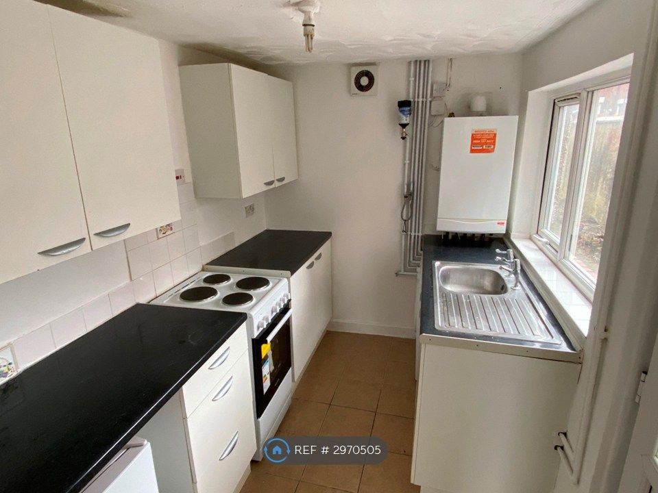 Property photo 3 of 9 Kitchen