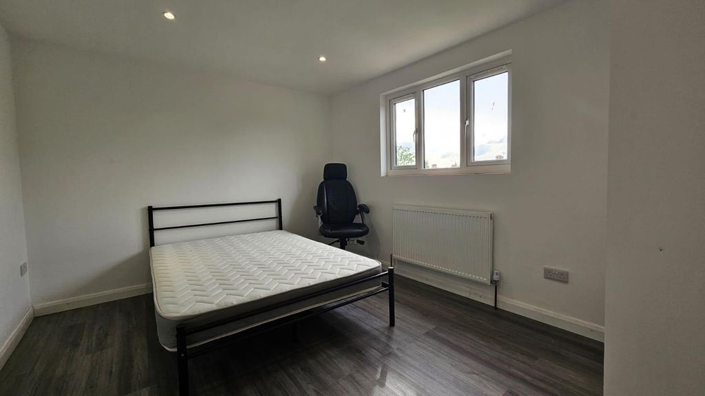 Property photo 2 of 5 Bedroom.Jpg