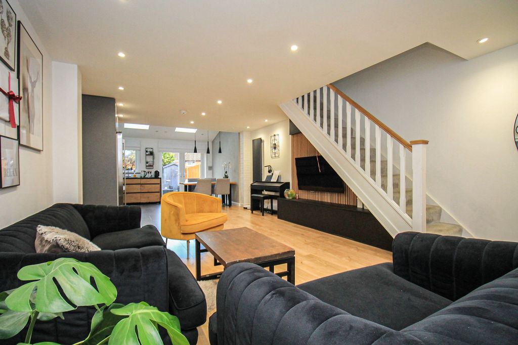 Property photo 2 of 17