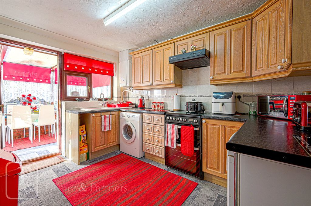 Property photo 3 of 10 Kitchen