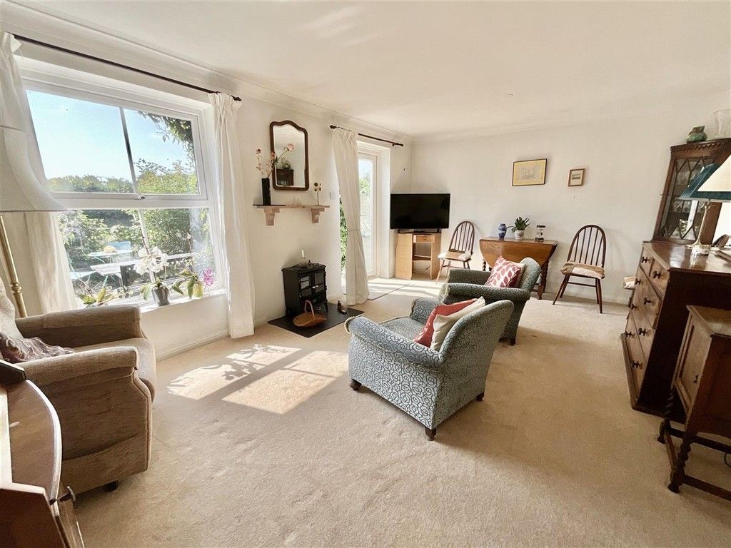 Property photo 1 of 11 Lounge