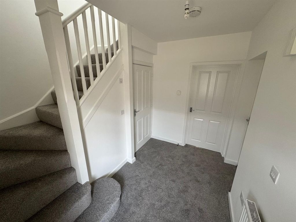 Property photo 2 of 17 Entrance Hallway