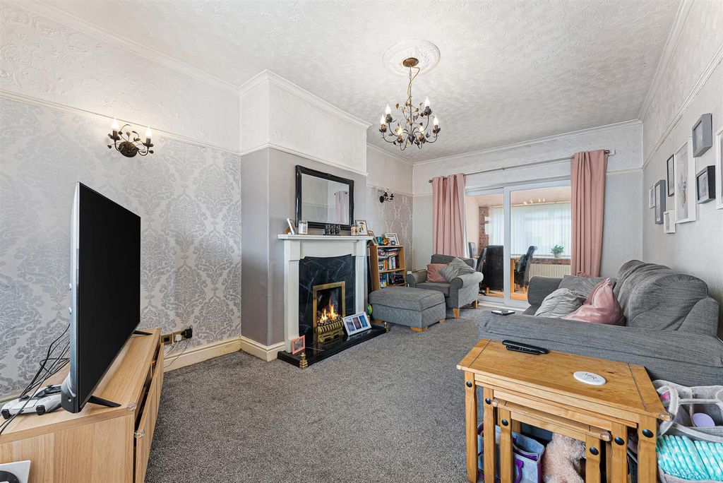 Property photo 2 of 20 8 Beechwood Grove-18.Jpg