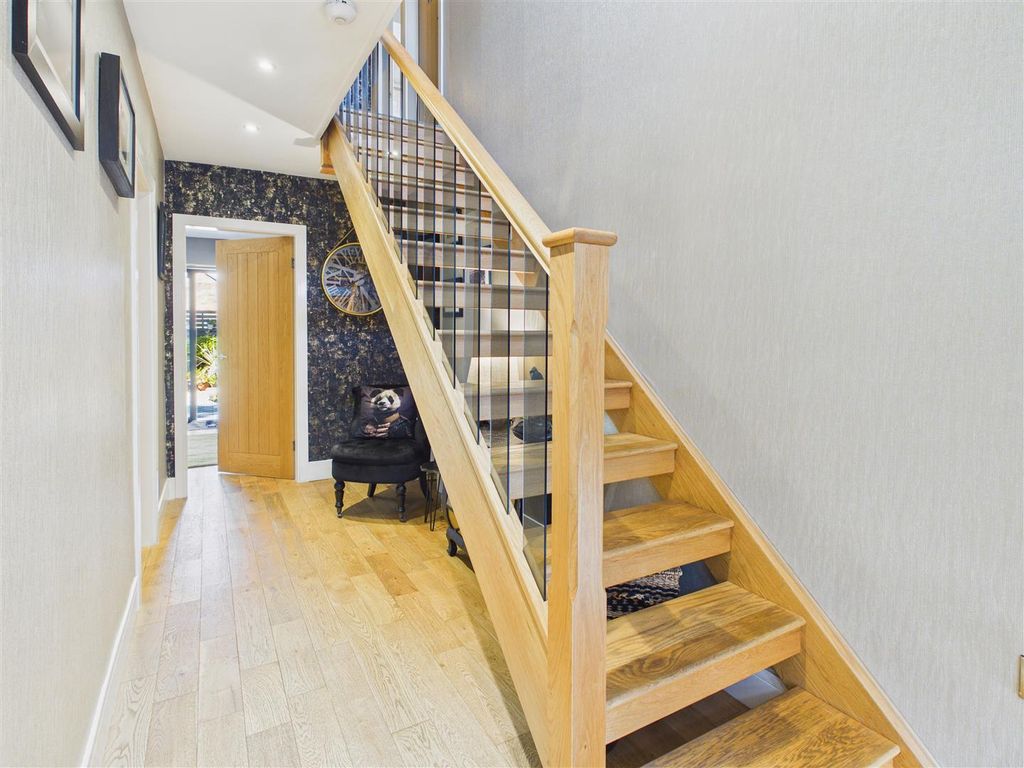 Property photo 3 of 20 Entrance Hallway