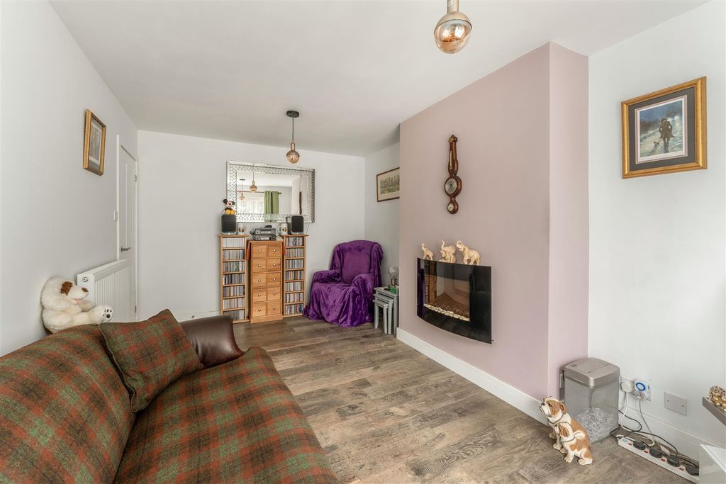 Property photo 3 of 13 2 Holbech Hill, Farnborough-7.Jpg