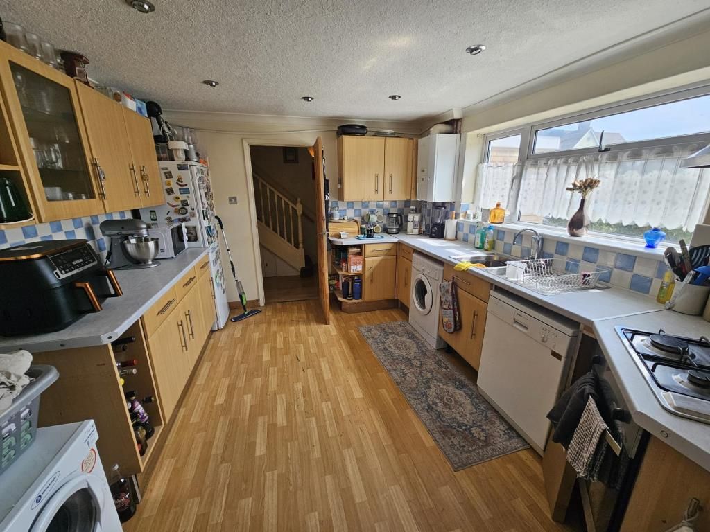 Property photo 2 of 19 Kitchen