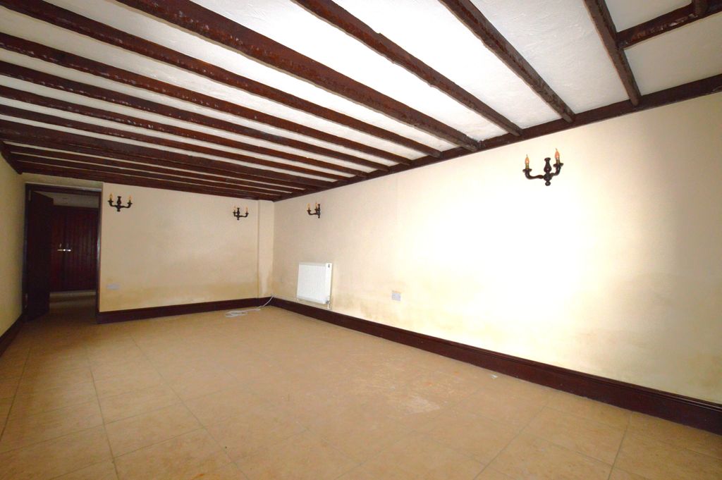 Property photo 3 of 11 Lounge