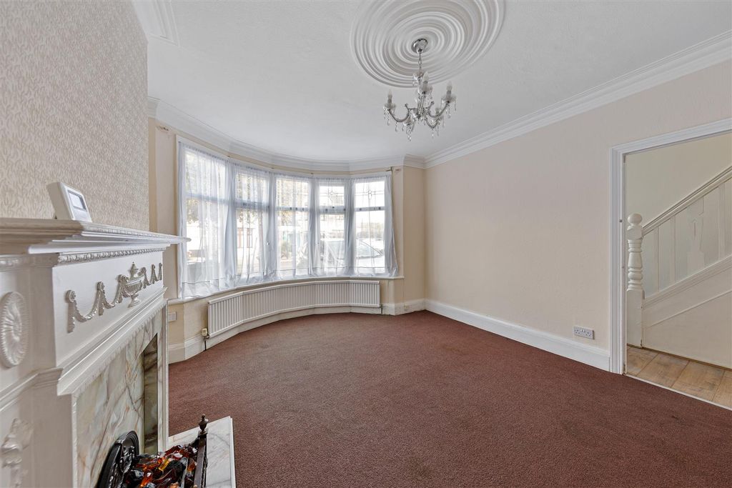 Property photo 2 of 40 Rowden Road, E17