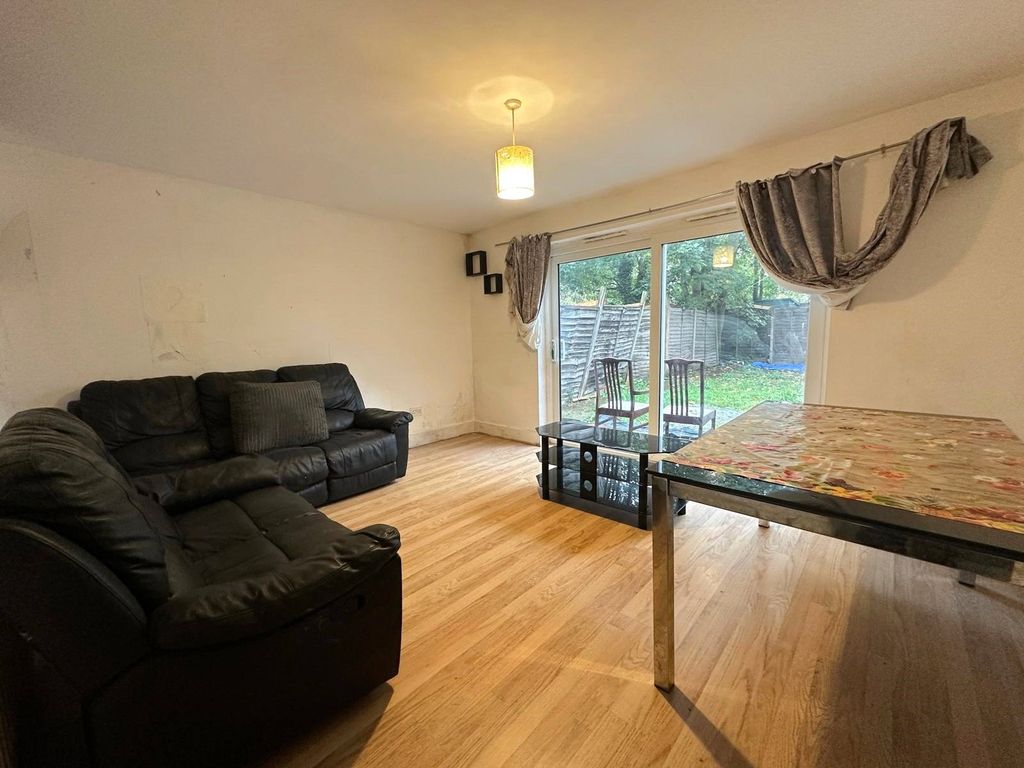 Property photo 2 of 8 Picture No. 13