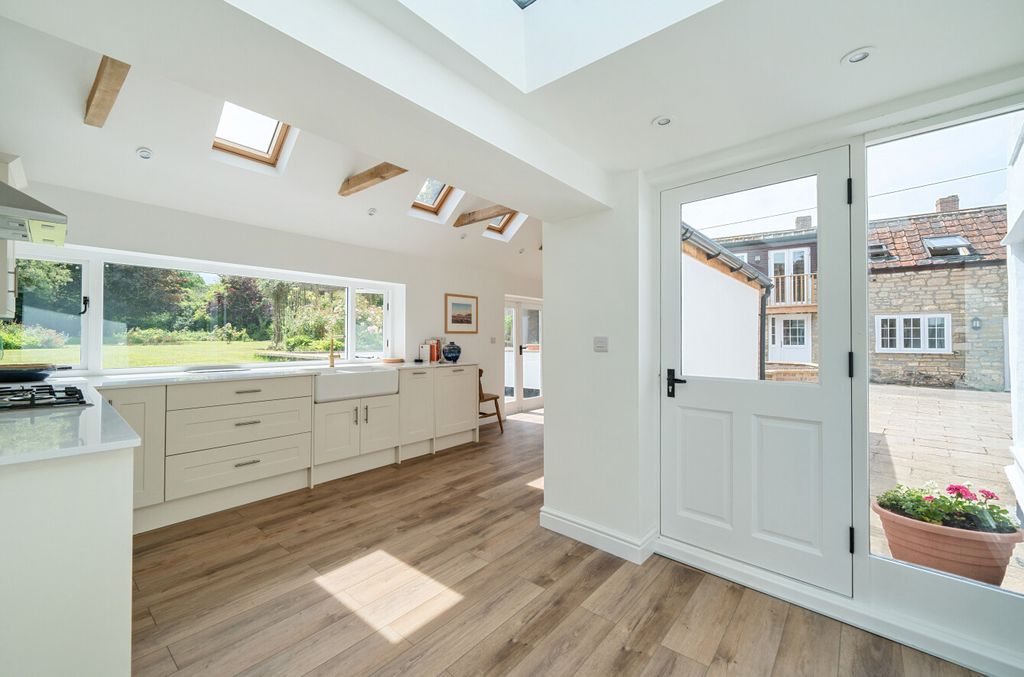 Property photo 3 of 28 Kitchen/Breakfast