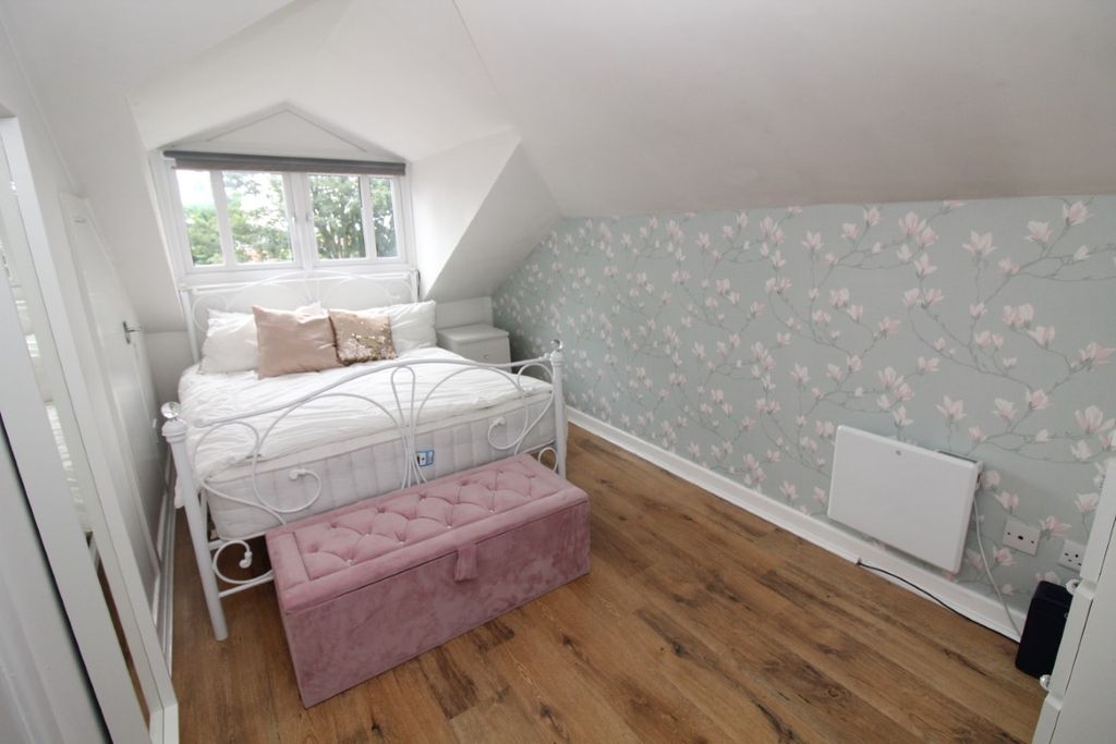 Property photo 2 of 10 Bedroom