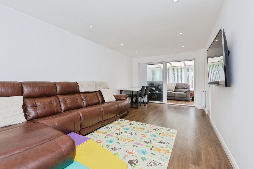 Property photo 2 of 17 Lounge