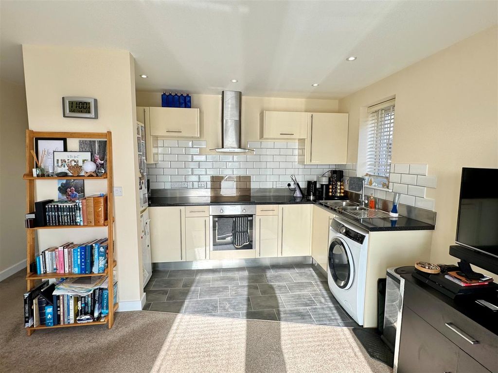Property photo 3 of 6 6 Blue Ocean Apartments Kitchen