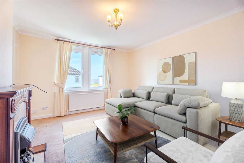 Property photo 3 of 19 Living4