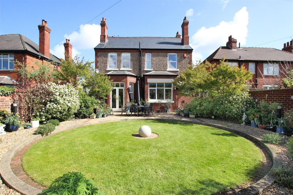 Property photo 2 of 22 Rear Garden