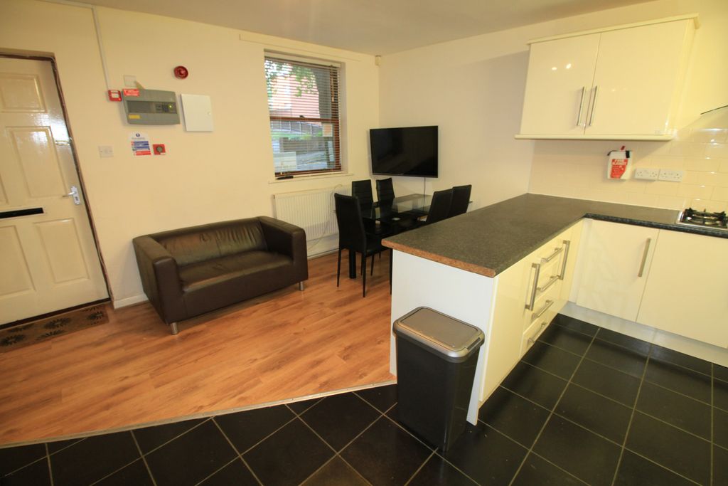 Property photo 2 of 25