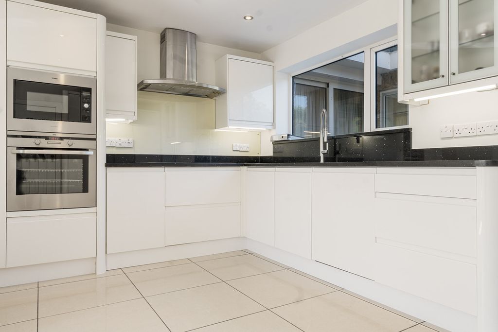 Property photo 3 of 24
