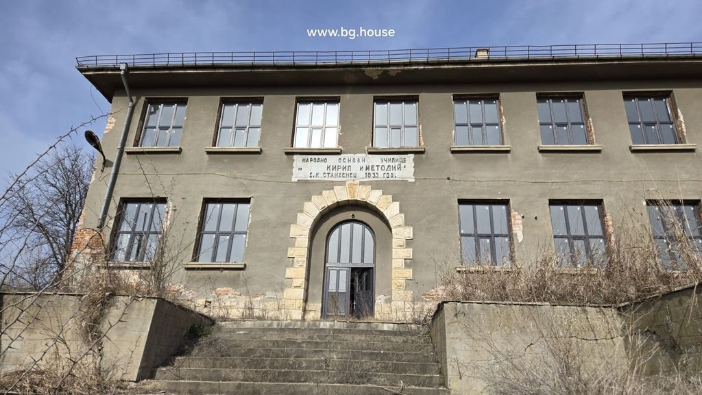 Property photo 2 of 100 Detailed View Of The Main Entrance With Stone Arch And Steps Leading Up