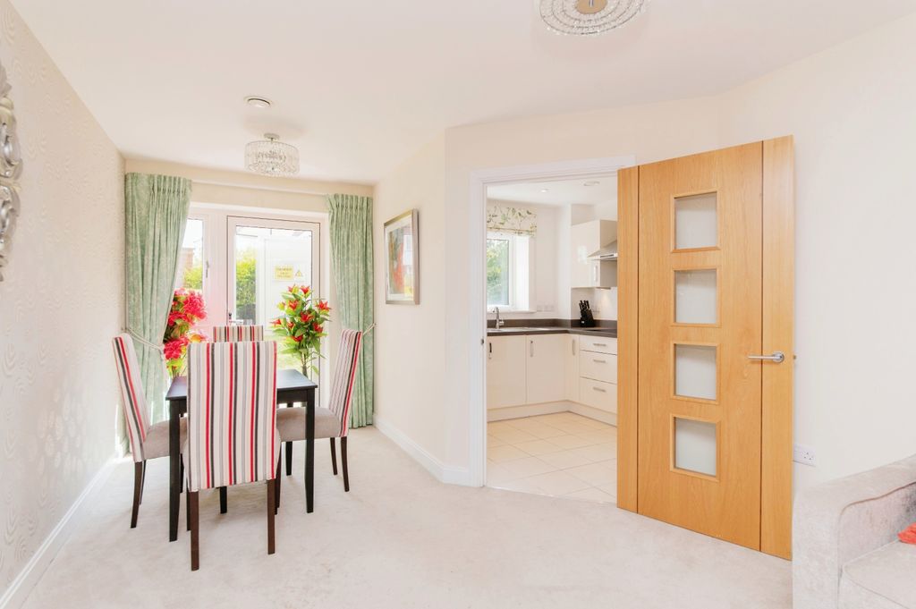 Property photo 3 of 9 Dining