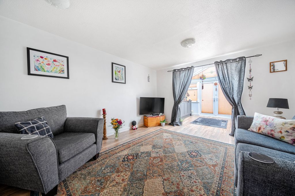 Property photo 2 of 16 Lounge