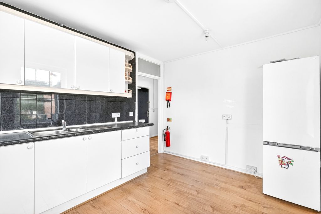 Property photo 3 of 17 Kitchen