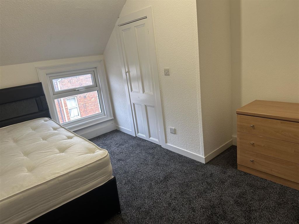 Property photo 1 of 5 Room 4..Jpg