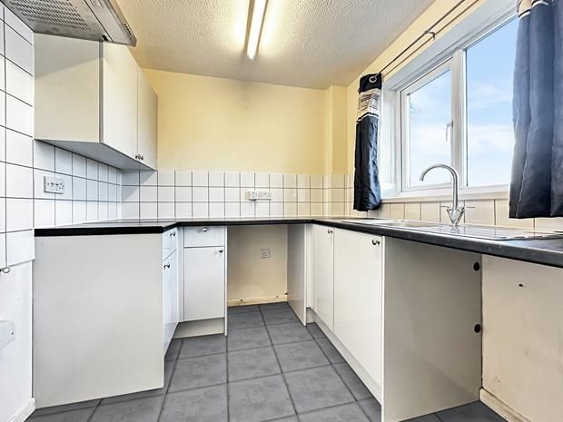 Property photo 3 of 8 Kitchen