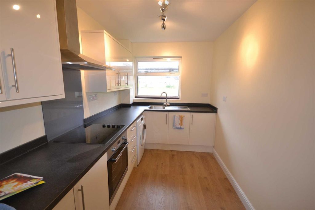 Property photo 3 of 10 Kitchen