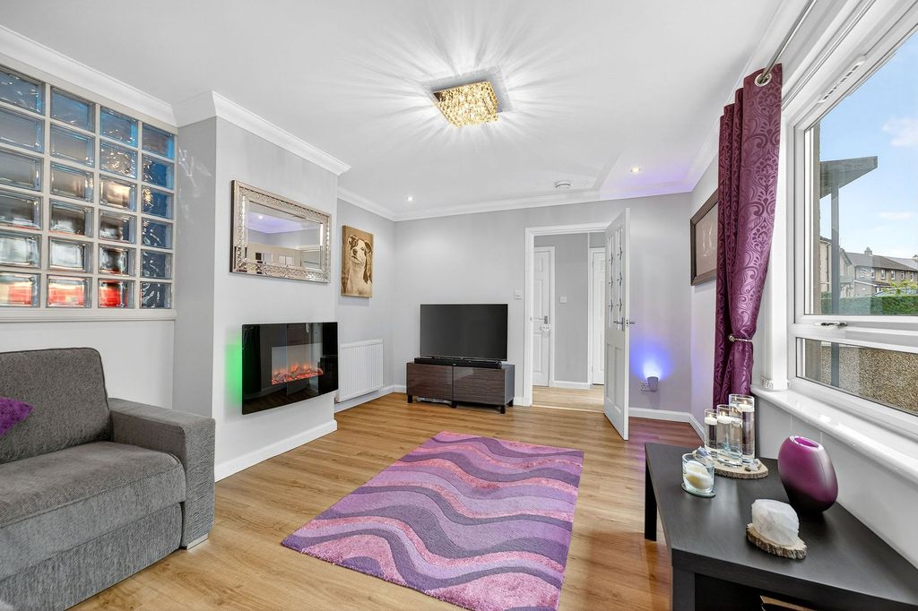 Property photo 3 of 23 Lounge