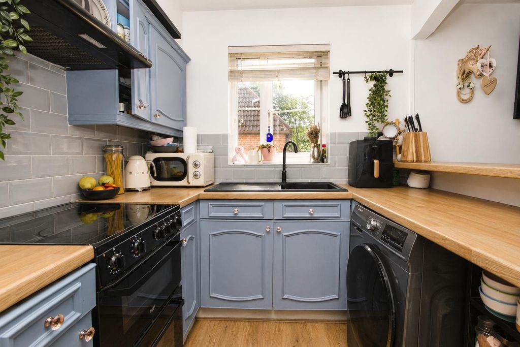 Property photo 3 of 13 Kitchen2
