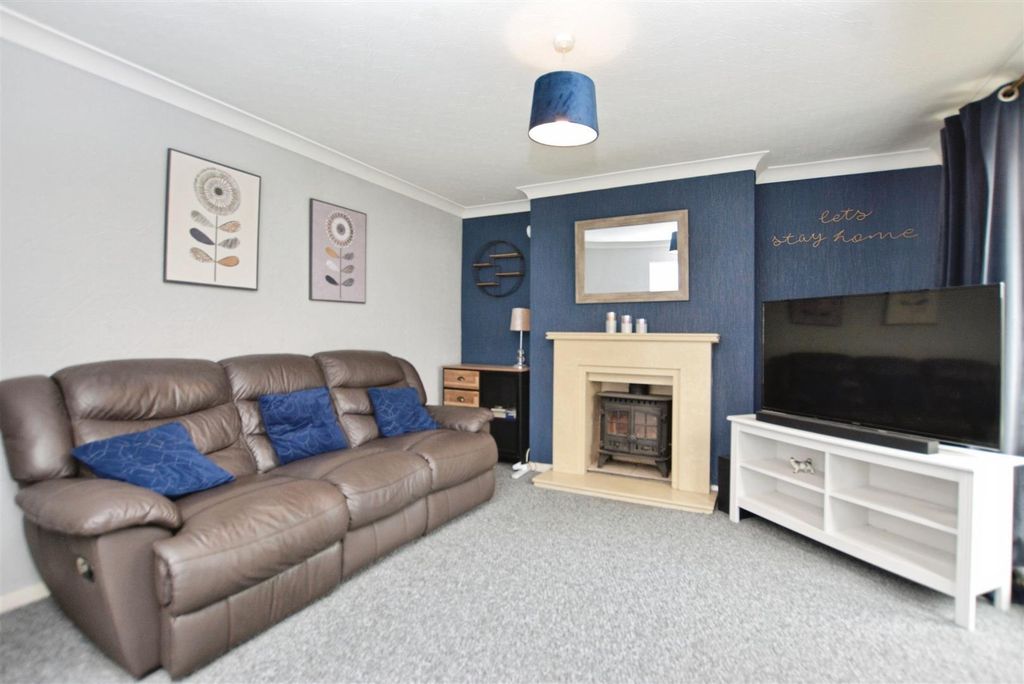 Property photo 3 of 17 Living Room