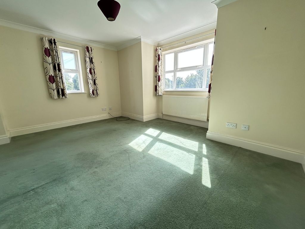 Property photo 3 of 14 Lounge/Dining Area