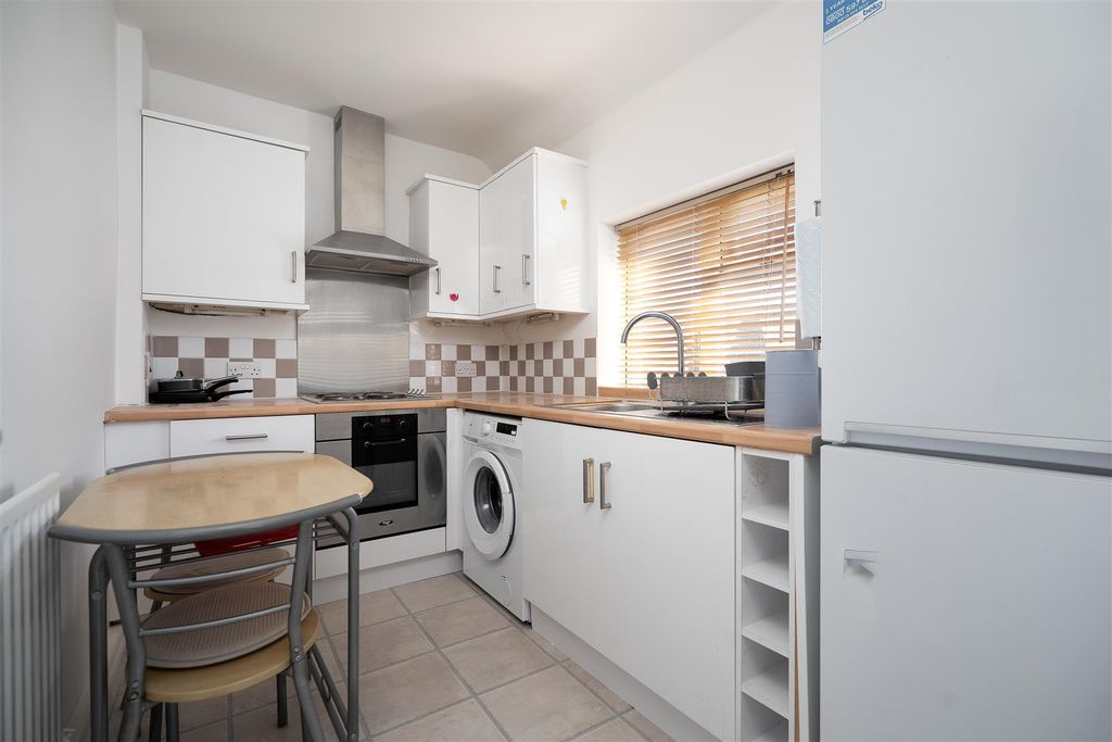 Property photo 3 of 9 Kitchen