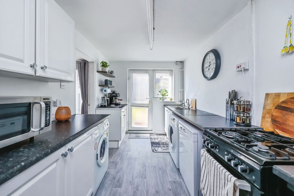 Property photo 3 of 19 Fitted Kitchen