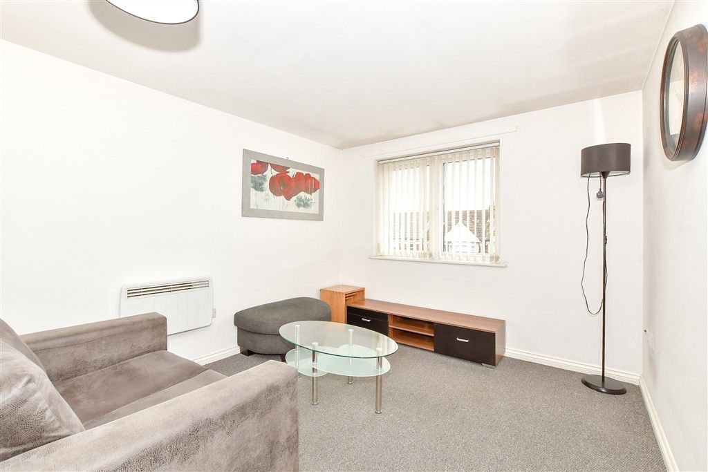 Property photo 1 of 8 Lounge